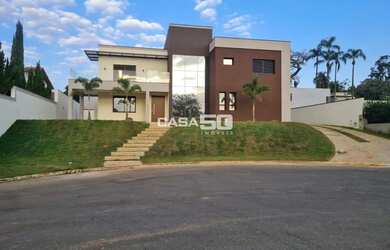 Imagem: A casa em condomínio possui 4 Dormitórios, 5 Banheiros, 4