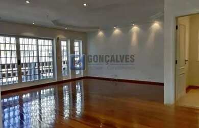 Imagem: A casa possui 4 Dormitórios, 4 Banheiros, 5 Vagas na garagem