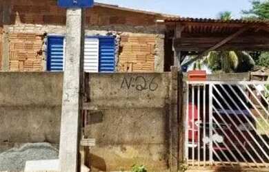 Imagem: A casa possui 2 Dormitórios, 1 Banheiro, 2 Vagas na garagem