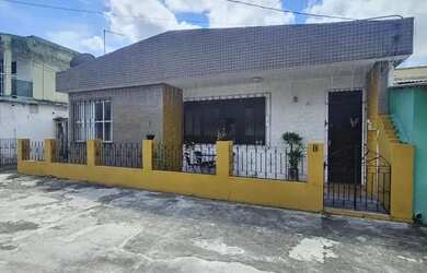 Imagem: A casa possui 3 Dormitórios, 2 Banheiros, 4 Vagas na garagem