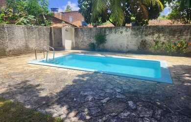 Imagem: A casa possui 4 Dormitórios, 4 Banheiros, 5 Vagas na garagem