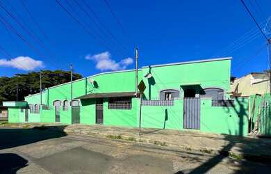 Imagem: A casa possui 2 Dormitórios, 1 Banheiro, 1 Vaga na garagem