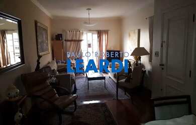 Imagem: A casa possui 4 Dormitórios, 5 Banheiros, 3 Vagas na garagem