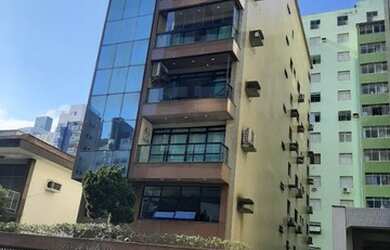 Imagem: O apartamento possui 5 Dormitórios, 5 Banheiros, 2 Vagas na