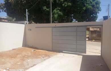 Imagem: A casa possui 3 Dormitórios, 1 Banheiro, 3 Vagas na garagem