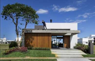 Imagem: A casa possui 4 Dormitórios, 4 Banheiros, 2 Vagas na garagem