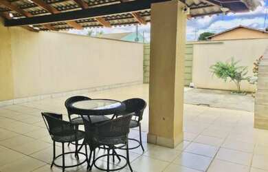 Imagem: A casa possui 3 Dormitórios, 2 Banheiros, 2 Vagas na garagem