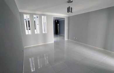 Imagem: A casa possui 4 Dormitórios, 2 Banheiros, 1 Vaga na garagem