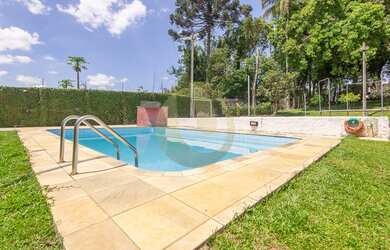 Imagem: A casa possui 4 Dormitórios, 5 Banheiros, 3 Vagas na garagem