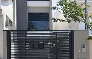 Imagem: A casa possui 3 Dormitórios, 2 Banheiros, 4 Vagas na garagem