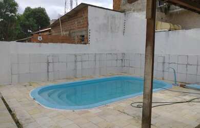 Imagem: A casa possui 3 Dormitórios, 1 Banheiro, 2 Vagas na garagem