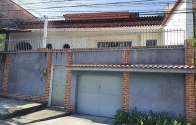 Imagem: A casa possui 3 Dormitórios, 2 Banheiros, 1 Vaga na garagem