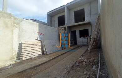 Imagem: A casa possui 2 Dormitórios, 1 Banheiro, 2 Vagas na garagem