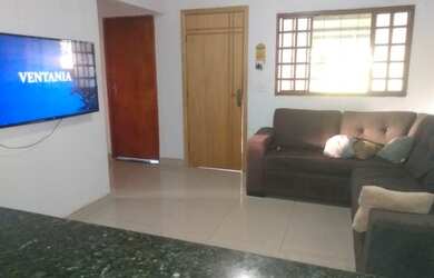 Imagem: A casa possui 3 Dormitórios, 1 Banheiro, 2 Vagas na garagem