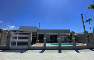 Imagem: A casa possui 5 Dormitórios, 3 Banheiros, 4 Vagas na garagem