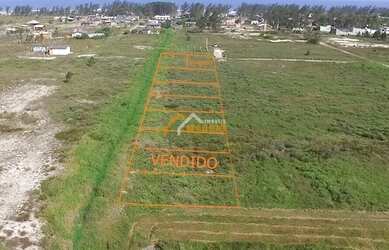 Imagem: O terreno possui 300m² de Área e está localizado em Balneário