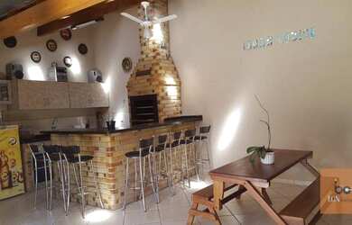 Imagem: A casa possui 3 Dormitórios, 2 Banheiros, 3 Vagas na garagem