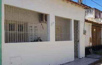 Imagem: A casa possui 2 Dormitórios, 1 Banheiro, 1 Vaga na garagem