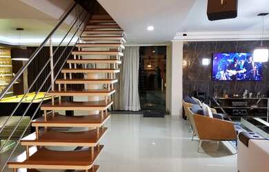 Imagem: A casa possui 5 Dormitórios, 5 Banheiros, 4 Vagas na garagem