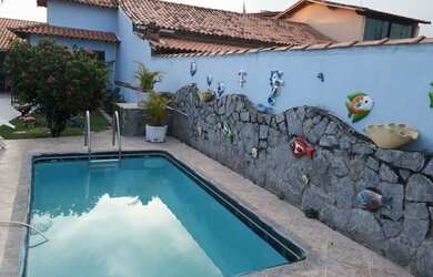 Imagem: A casa possui 2 Dormitórios, 3 Banheiros, 4 Vagas na garagem