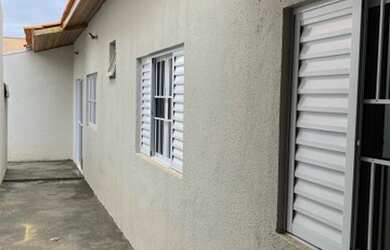 Imagem: A casa possui 2 Dormitórios, 1 Banheiro, 1 Vaga na garagem