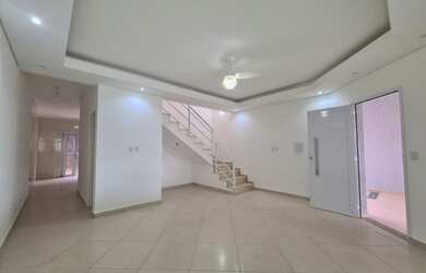 Imagem: A casa possui 3 Dormitórios, 4 Banheiros, 2 Vagas na garagem