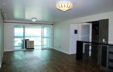 Imagem: O apartamento possui 3 Dormitórios, 1 Banheiro, 4 Vagas na