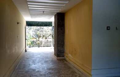 Imagem: A casa possui 4 Dormitórios, 4 Banheiros, 5 Vagas na garagem