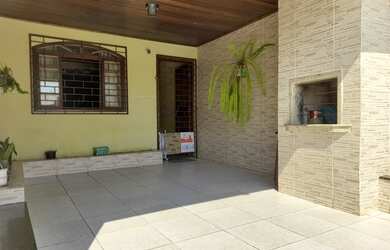 Imagem: A casa possui 4 Dormitórios, 2 Banheiros, 3 Vagas na garagem