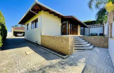 Imagem: A casa possui 4 Dormitórios, 5 Banheiros, 3 Vagas na garagem