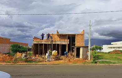 Imagem: A casa em condomínio possui 4 Dormitórios, 4 Banheiros, 260m²