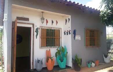 Imagem: A casa possui 2 Dormitórios, 2 Banheiros, 4 Vagas na garagem