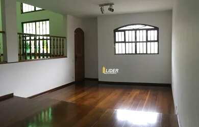 Imagem: A casa possui 5 Dormitórios, 4 Banheiros, 4 Vagas na garagem