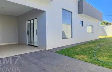 Imagem: A casa possui 3 Dormitórios, 2 Banheiros, 4 Vagas na garagem