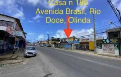 Imagem: A casa possui 3 Dormitórios, 2 Banheiros, 2 Vagas na garagem