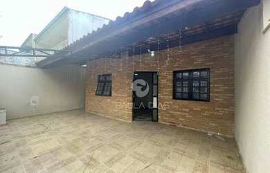 Imagem: A casa possui 3 Dormitórios, 1 Banheiro, 2 Vagas na garagem