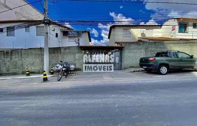 Imagem: A casa possui 2 Dormitórios, 1 Banheiro, 1 Vaga na garagem
