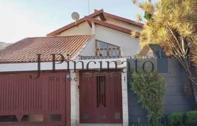 Imagem: A casa possui 4 Dormitórios, 4 Banheiros, 4 Vagas na garagem