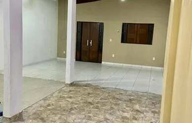 Imagem: A casa possui 4 Dormitórios, 2 Banheiros, 4 Vagas na garagem