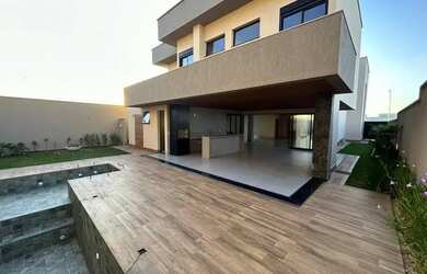 Imagem: A casa possui 5 Dormitórios, 5 Banheiros, 4 Vagas na garagem