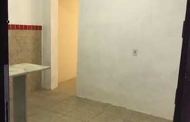 Imagem: A casa possui 1 Dormitório, 1 Banheiro, 1 Vaga na garagem