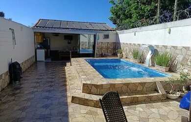 Imagem: A casa possui 3 Dormitórios, 1 Banheiro, 2 Vagas na garagem