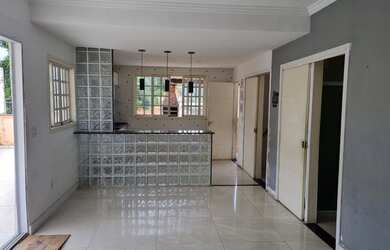 Imagem: A casa possui 4 Dormitórios, 5 Banheiros, 3 Vagas na garagem