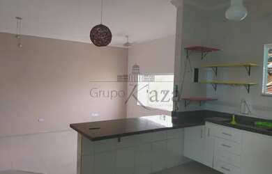 Imagem: A casa possui 3 Dormitórios, 2 Banheiros, 2 Vagas na garagem