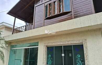 Imagem: A casa possui 5 Dormitórios, 3 Banheiros, 4 Vagas na garagem