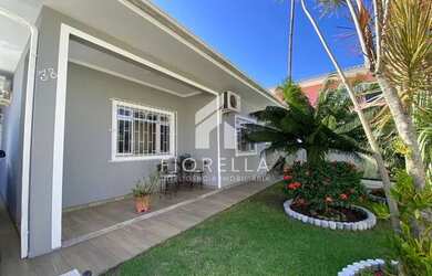 Imagem: A casa possui 3 Dormitórios, 3 Banheiros, 4 Vagas na garagem