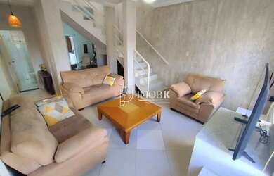 Imagem: A casa possui 3 Dormitórios, 3 Banheiros, 4 Vagas na garagem