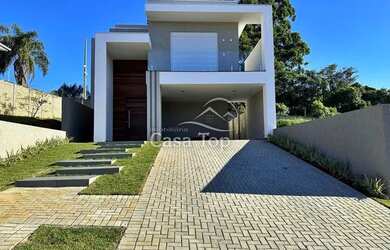 Imagem: A casa possui 3 Dormitórios, 4 Banheiros, 2 Vagas na garagem