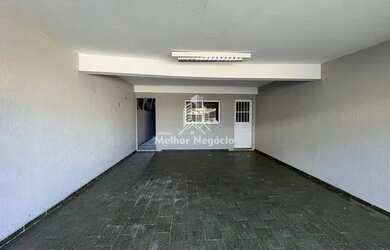 Imagem: A casa possui 2 Dormitórios, 2 Banheiros, 2 Vagas na garagem