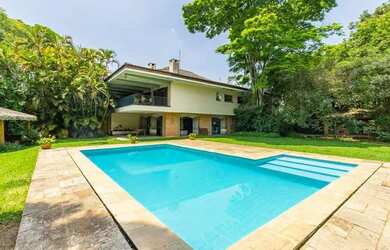 Imagem: A casa em condomínio possui 5 Dormitórios, 5 Banheiros, 5